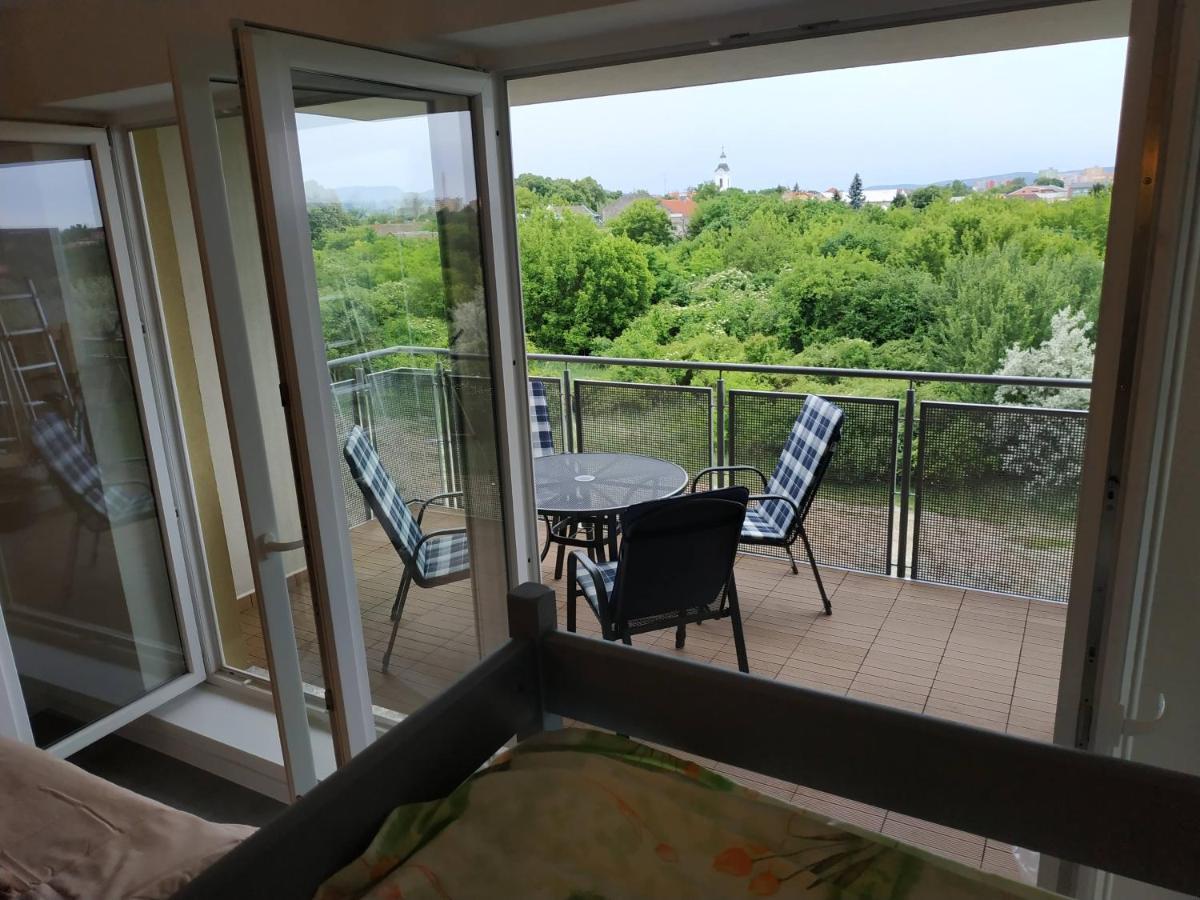 Apartman One To One Štúrovo Exteriér fotografie
