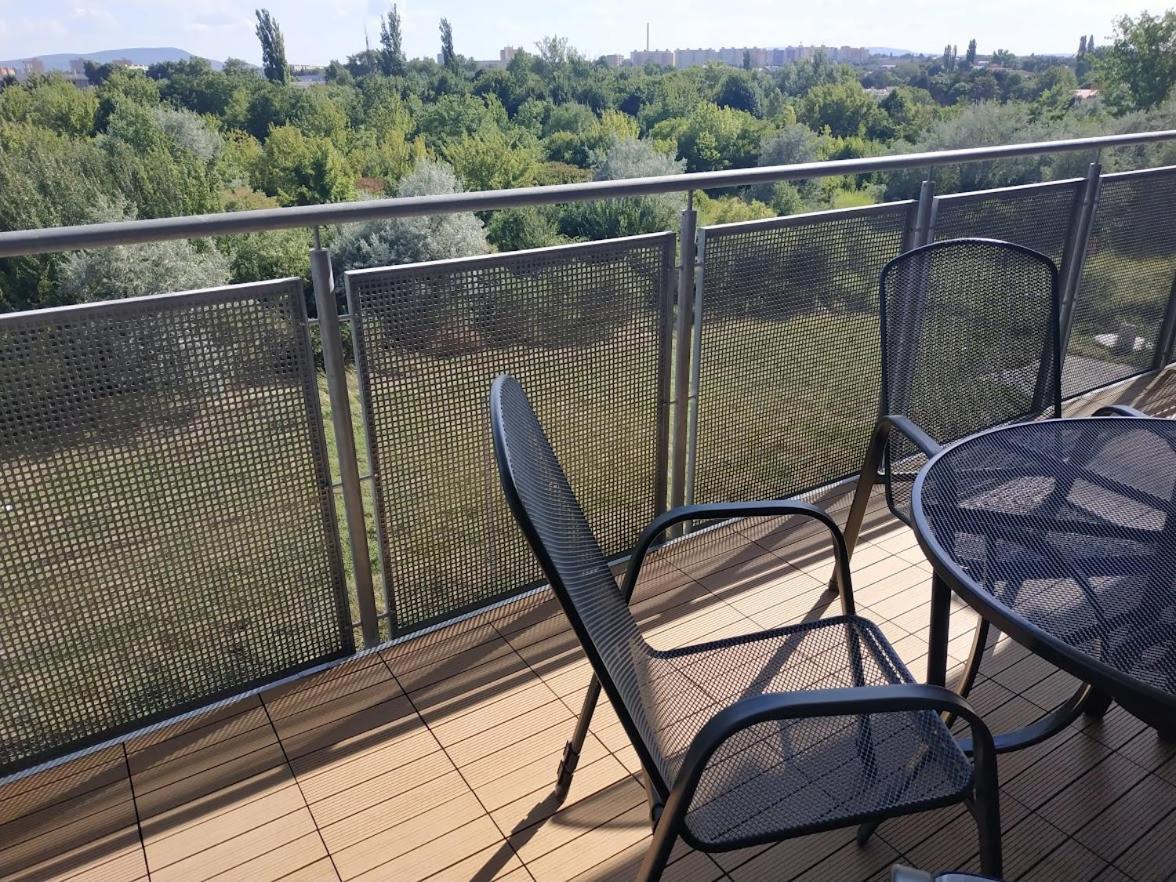 Apartman One To One Štúrovo Exteriér fotografie